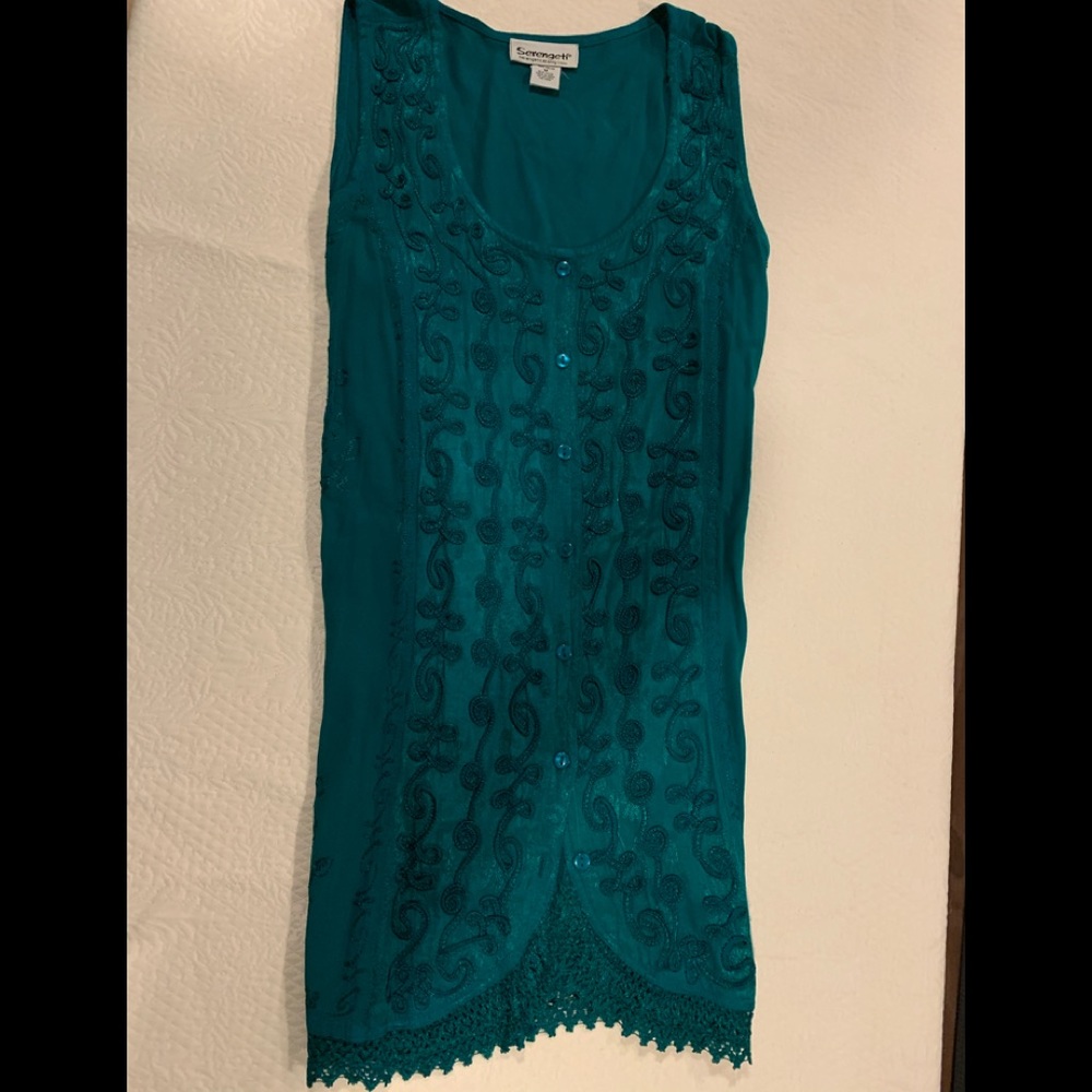 SERENGETI SLEEVELESS DRESSY TOP SIZE M